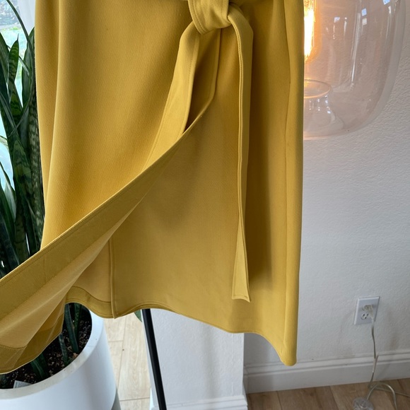 Nice substantial weight fabric with faux wrap detail and belt from Ann Taylor - Picture 2 of 4